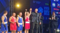 Кличко наградил детей с синдромом Дауна после боксерских показательных боев