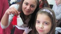 Дети из города Попово делают мартеницы в помощь своим сверстникам с проблемами со здоровьем