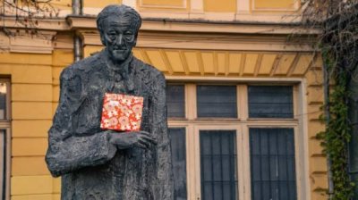 Статуи с подарками-книгами появились на Рождество в столице