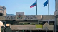 В конце рабочей недели интенсивное движение грузовиков на выезде в Турцию