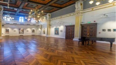 Выставка раскрывает любовь в искусстве и красоту в жизни