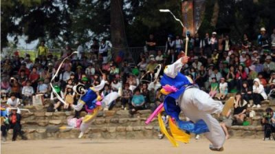 Спектакли корейского традиционного ансамбля и болгарские фольклорные исполнители в Софии и Пловдиве