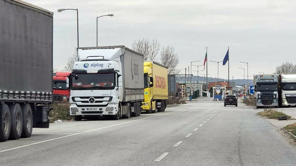 Очень интенсивно движение грузовых автомобилей в сторону Турции