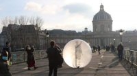 Двухметровая прозрачная сфера визуальных артистов бросает вызов прохожим на Pont des arts в Париже