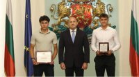 Теннисисты Иван Иванов и Александр Васильев с наградами от президента