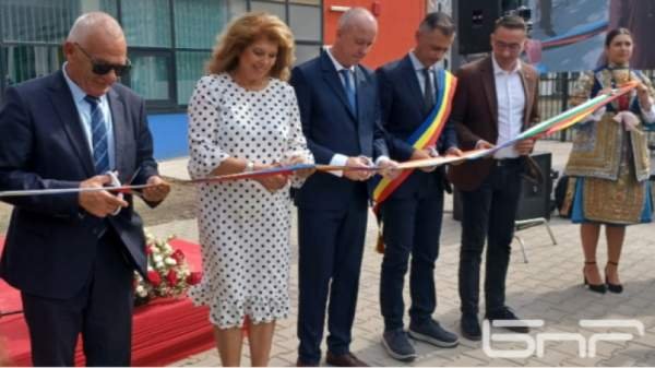 Вице-президент Йотова открыла учебный год в старейшей болгарской школе за рубежом