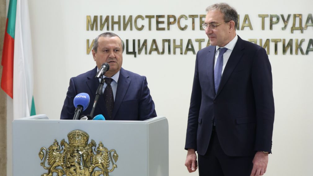 Социальный министр проследит за давлением на избирателей