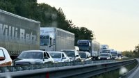 Интенсивное движение на выезде грузовиков в Турцию