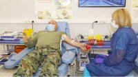 Военнослужащие помогают бороться с Covid-19, становясь донорами плазмы крови