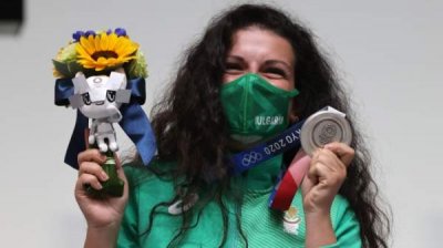 Стрелок Антоанета Костадинова принесла Болгарии первую олимпийскую медаль
