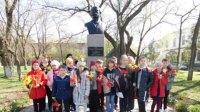 Цветы от детей украинского Болграда к памятнику Раковского