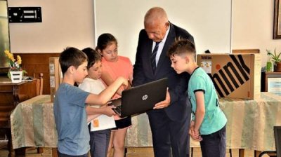 Болгария подарила болгарской школе в Бухаресте 10 компьютеров