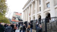 Сообщения о бомбах парализовали работу десятков учреждений в стране