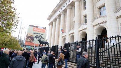 Сообщения о бомбах парализовали работу десятков учреждений в стране