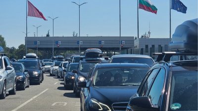 На границе с Сербией усилен трафик автомобилей из Европы через &laquo;Калотину&raquo;
