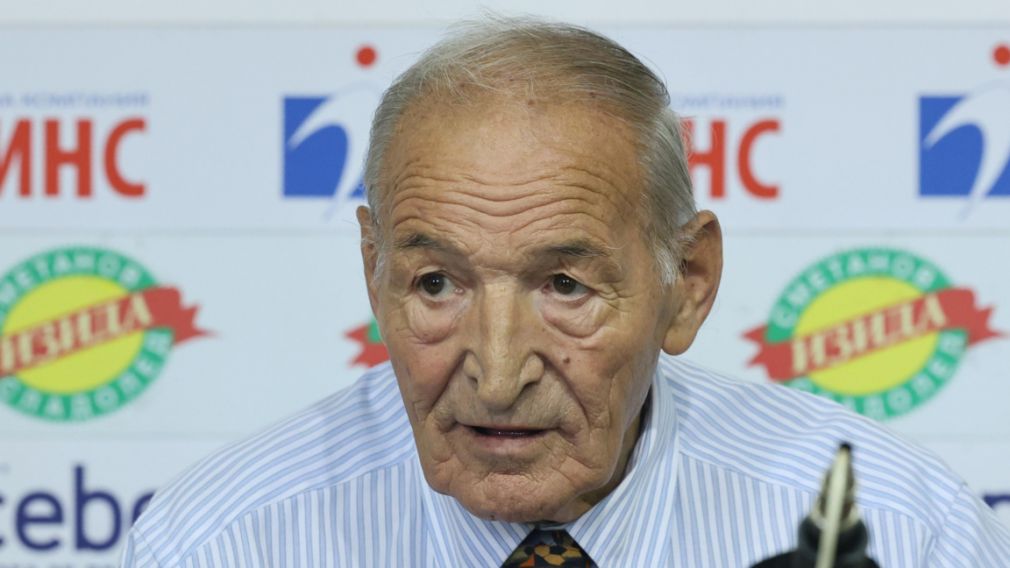 В Болгарии прощаются с легендарным футбольным тренером Димитром Пеневым