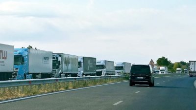Наблюдается интенсивный поток грузовиков в сторону Турции