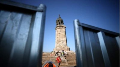 Памятник советской армии окружают оградой