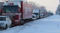 Нет бедствующих людей и закрытых дорог из-за снегопада