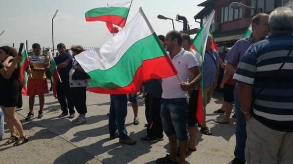 Животноводы блокировали главную дорогу София-Варна