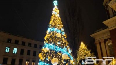 Рождественская елка сияет перед Народным театром в столице