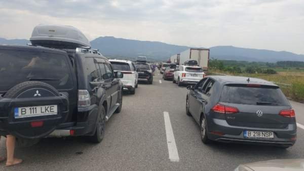 На нескольких КПП на границе с Румынией образовались километровые очереди