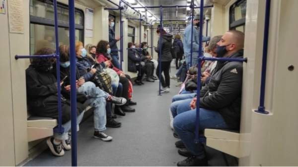 Пассажирку метро арестовали за отсутствие защитной маски