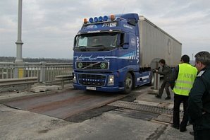 По мосту через Дунай восстановлено движение тяжелых грузовиков