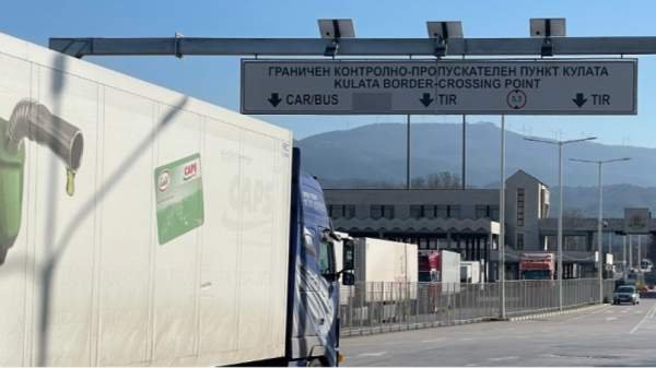 Интенсивное движение грузовых автомобилей на выездах в Румынию, Грецию и Сербию