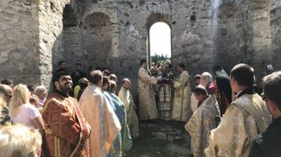 Божественная литургия в затопленной в водохранилище Жребчево церкви