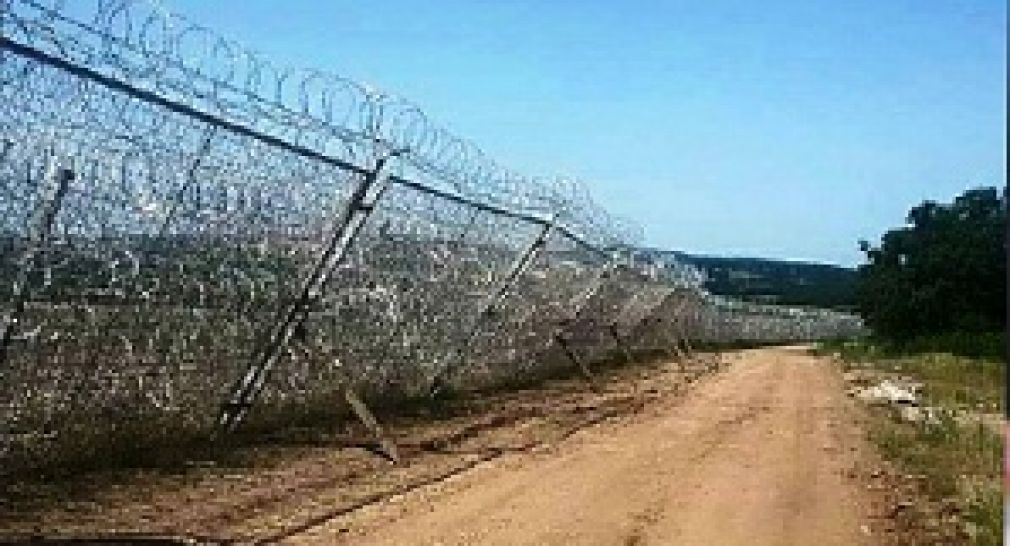 Рушится стена из колючей проволоки, построенная Болгарией на границе с Турцией