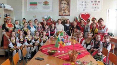 Школьники из Болгарии и Молдовы вместе делали мартеницы