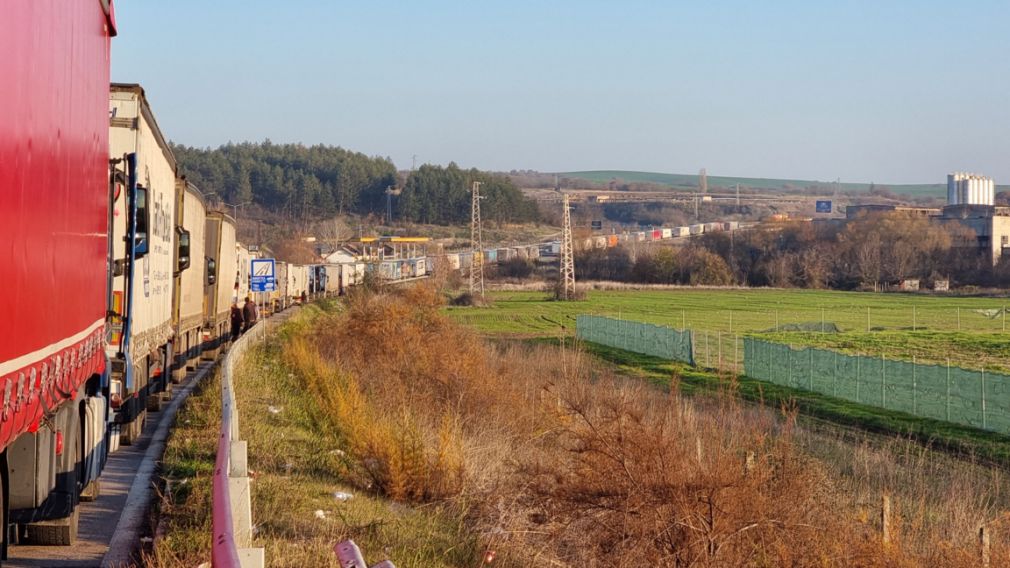 Загруженное движение грузовиков через границу в Турцию