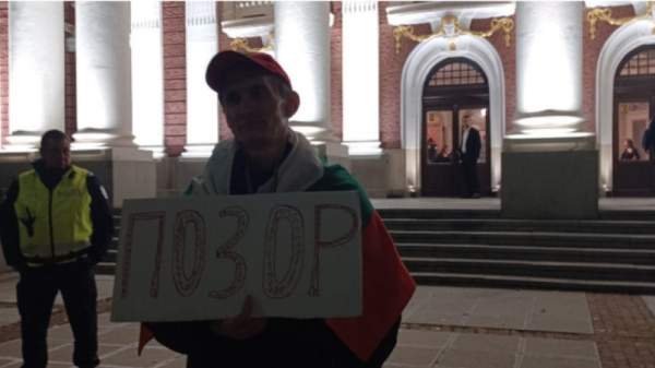 Несколько протестующих и полицейский кордон предшествовали третьему показу спектакля 