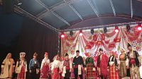 Ревю болгарских народных костюмов на выставке вина в Плевене