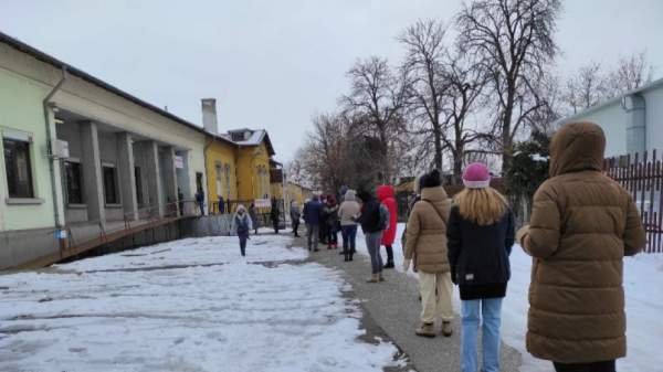 Сотни доноров крови выстроились у гематологического центра в Софии