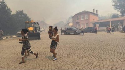 Пожар достиг домов в селе Воден, жителей эвакуируют