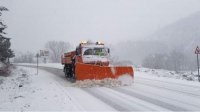 Снег заблокировал дороги страны