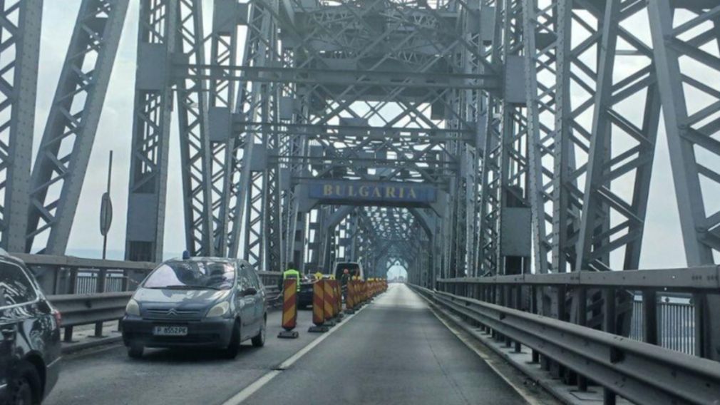 Двустороннее движение по Дунайскому мосту в рождественско-новогодние праздники