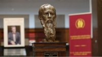 Посольство России подарило Народной библиотеке бюст и произведения Достоевского