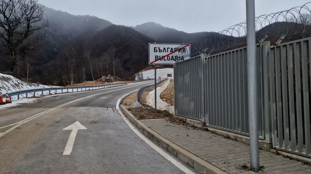 Движение на границах нормальное, снег на дорогах в горах