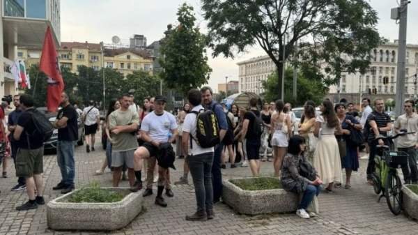 Молодые врачи возобновляют протесты, требуя достойной оплаты труда