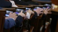 Парламент отклонил вотум недоверия правительству