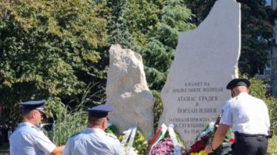 В Бургасе почтили память полицейских, погибших при столкновении с автобусом мигрантов