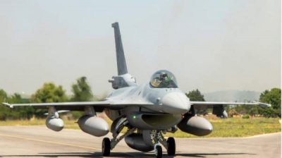 Второй болгарский самолет F-16 прибыл на авиабазу Граф-Игнатьево