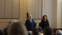 Началась церемония принесения присяги президента Радева и вице-президента Йотовой