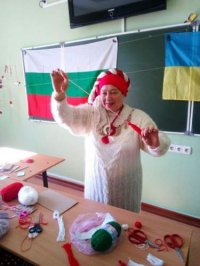 Болгарские дети на Украине встречают весну вышитыми мартеницами