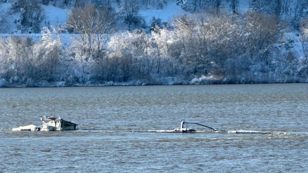 Баржа с химическими удобрениям затонула в Дунае у берегов Румынии