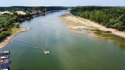 Низкий уровень воды ограничивает судоходство на Дунае