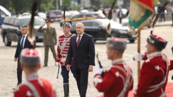 В день праздника болгарской армии президент Радев раскритиковал политиков